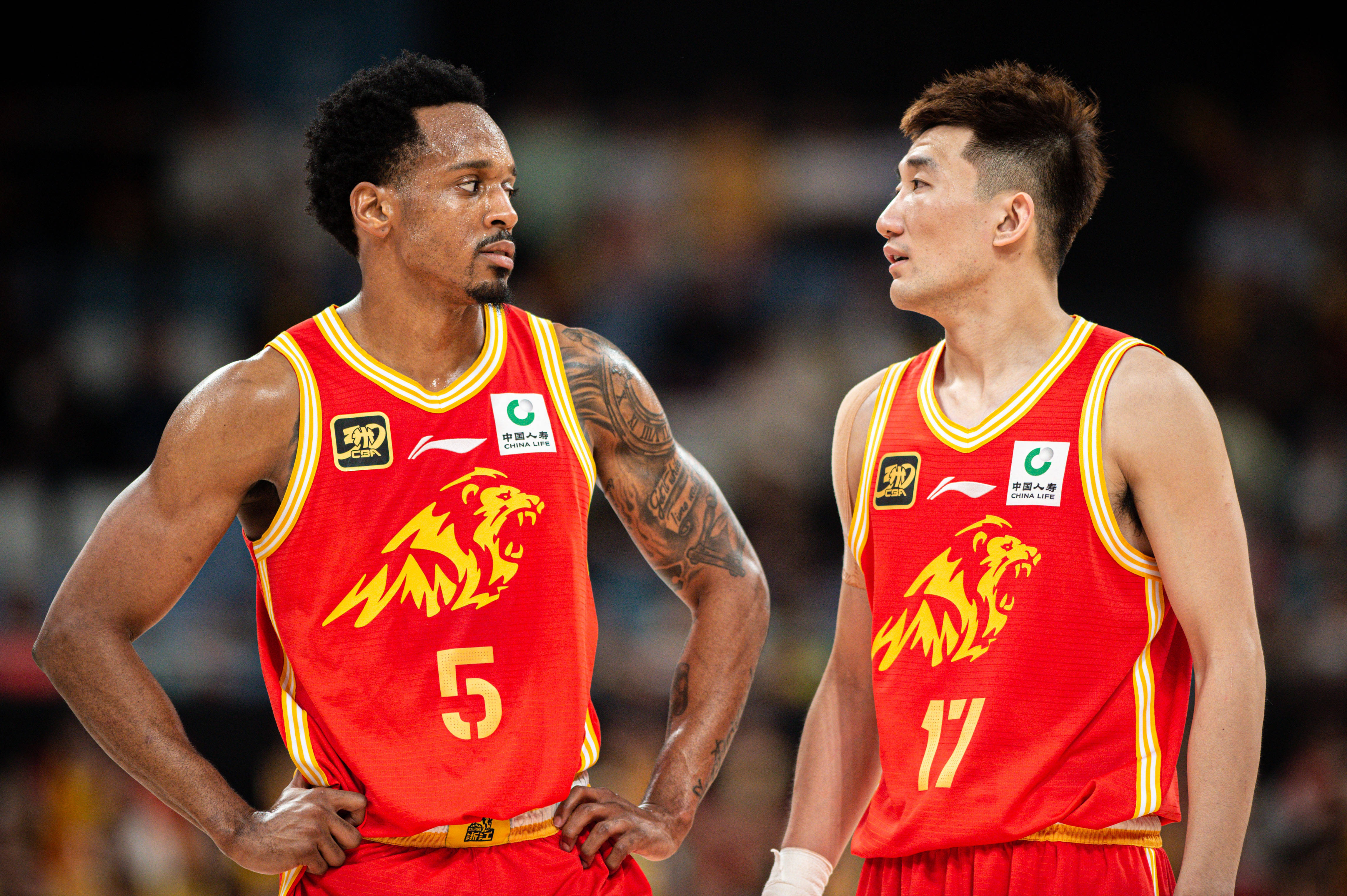 集结日突围战来临，广厦男篮围绕中超篮板制胜，态度坚定，更衣室氛围转暖的简单介绍